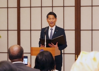 林大臣の挨拶を代読する山田賢司外務副大臣
