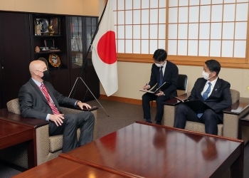 着席し、意見交換を行う、山田副大臣とリケッツ知事の様子