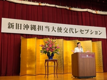 演台に立ち、挨拶を行う、吉川政務官の様子