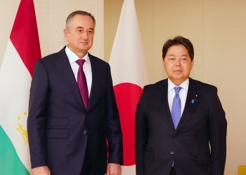 会談を前に記念撮影を行っている、林外務大臣とサイード・タジキスタン共和国第一副首相