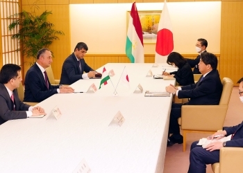 林外務大臣が、サイード・タジキスタン共和国第一副首相と会談を行っている様子