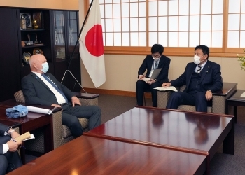 武井副大臣が、ピーター・トムソン国連海洋特使による表敬を受けている様子