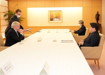 テーブルにつき、意見交換を行う、林大臣とラッド会長の様子