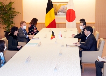 テーブルにつき、会談を行う、林大臣とラビブ外相の様子