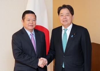 会談を前に、カオ・キムホン次期ASEAN事務総長と握手して記念撮影を行う林外務大臣