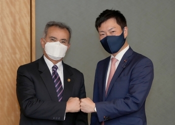 モンターニョ駐日エクアドル大使と秋本真利外務大臣政務官