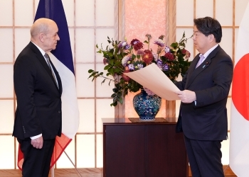 ル・ドリアン前外相と対面し、勲記を伝達する、林大臣の様子