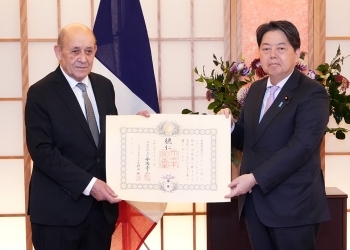 勲記を持ち、記念撮影に応じる、林大臣とル・ドリアン前外相の様子