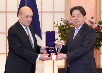 勲章を持ち、記念撮影に応じる、林大臣とル・ドリアン前外相の様子