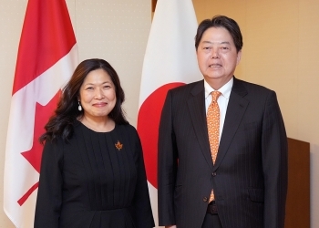 正面を向き、記念撮影に応じる、林大臣とイン大臣の様子