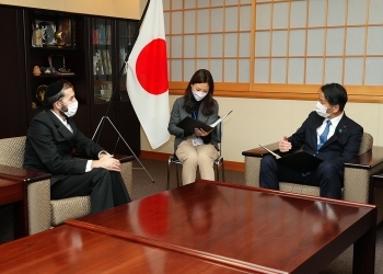 着席し、意見交換を行う、山田副大臣とアイケンスタイン議員の様子