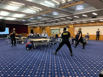 テロリスト襲撃時のフィールド型訓練の様子(会議中にテロリストの襲撃を受けた際の伏せる訓練)