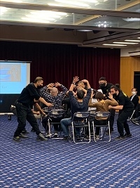 テロリスト襲撃時のフィールド型訓練の様子(会議中にテロリストの襲撃を受けた際に手を上げて抵抗しない訓練)