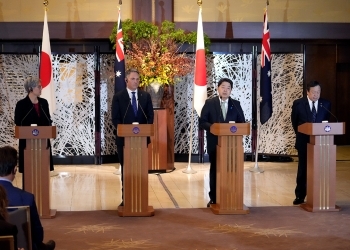 共同記者会見を行う四大臣