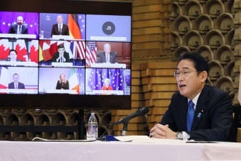 テレビ会議で発言する岸田総理大臣