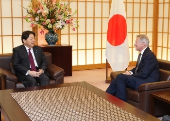 着席し、意見交換を行う、林大臣とチップマン所長の様子