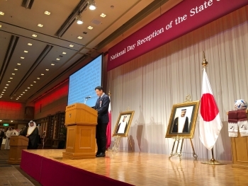 演台に立ち、スピーチする、武井副大臣の様子