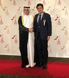 正面を向き、握手を交わす、武井副大臣とエマーディ大使の様子