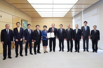 岸田総理、目録を持つ上川議員とコルスンスキー大使、および関係者による集合写真