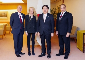 林大臣、およびバーンズ・コーン会長一行による集合写真