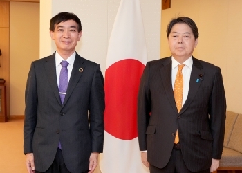 表敬を前に、目時政彦UPU国際事務局長と記念撮影を行う林外務大臣