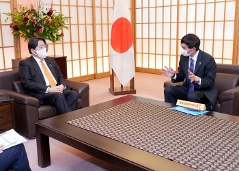 林外務大臣が、目時政彦UPU国際事務局長と懇談している様子