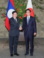 正面を向き、握手を交わす、安倍総理大臣とシースリット首相の様子