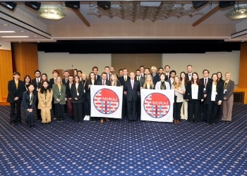 髙木政務官と訪日プログラム参加者による集合写真
