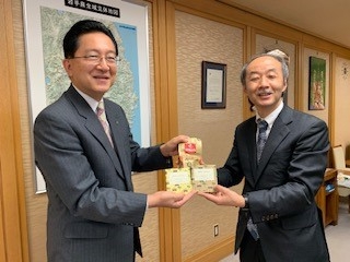 (写真1)達増岩手県知事との記念写真の様子