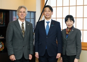 正面を向き、写真撮影に応じる、山田副大臣とレックス・ジーク氏及び敬子・ジーク氏の様子
