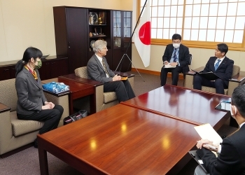 着席し、意見交換を行う、山田副大臣とレックス・ジーク氏及び敬子・ジーク氏の様子