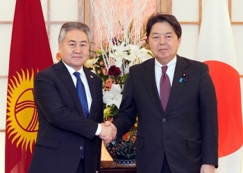 正面を向き、握手を交わす、両外相の様子