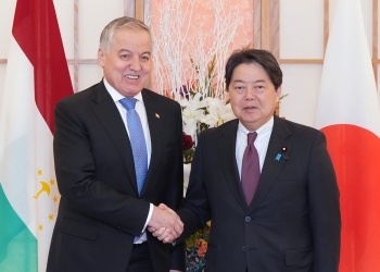 正面を向き、握手を交わす、両外相の様子