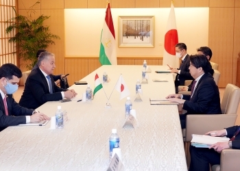 テーブルにつき、会談を行う、両外相の様子
