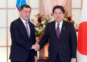 正面を向き、握手を交わす、両外相の様子