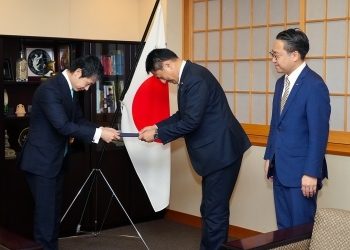 湯﨑広島県知事及び大石長崎県知事による武井外務副大臣表敬