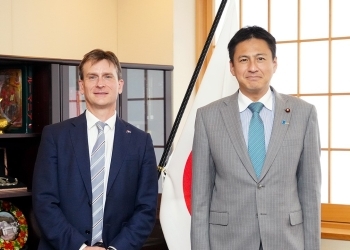 表敬を前に、ヘイハースト次期駐日オーストラリア大使と記念撮影を行う武井副大臣
