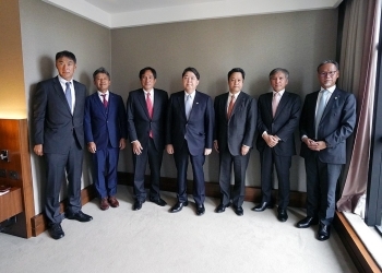 会合前に、日本企業関係者と記念撮影を行う林外務大臣