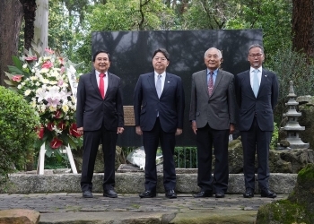 開拓先没者慰霊碑の前で、ブラジル日本都道府県人会連合会幹部と記念撮影を行う林外務大臣
