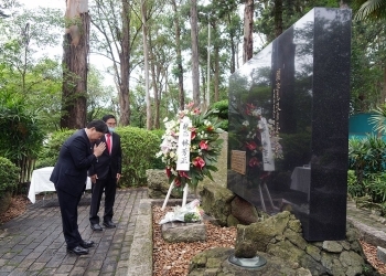 開拓先没者慰霊碑へ献花し、参拝を行う林外務大臣