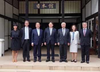 日本館の前で、ブラジル日本文化福祉協会(文協)幹部と記念撮影を行う林外務大臣