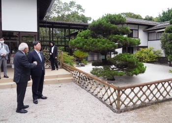 文協幹部の案内の下、純和風の家屋内を視察している林外務大臣