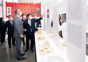 ジャパンハウス・サンパウロ館長の案内を受けながら、特別展示物を視察する林外務大臣の様子