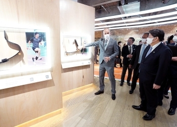 ジャパンハウス内の様々な展示物を見学する林外務大臣