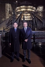 再建工事中のノートルダム大聖堂の前で写真撮影に応じる、岸田総理とマクロン大統領の様子