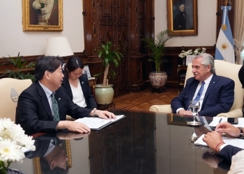 林外務大臣が、フェルナンデス・アルゼンチン大統領と懇談する様子