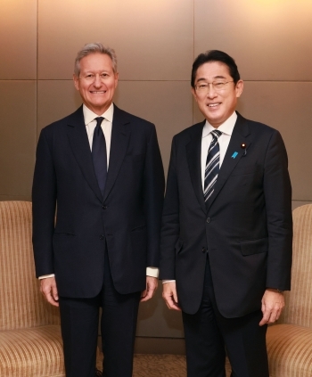 正面を向き、笑顔で写真撮影に応じる、岸田総理とチップマン所長の様子
