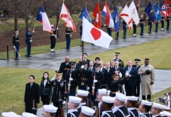 米側儀仗隊の歓迎を受けながら、アーリントン国立墓地を訪問している岸田総理大臣の様子