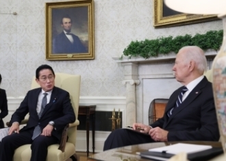 会談で、岸田総理大臣がバイデン米大統領に語りかけている様子
