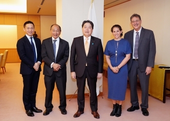 林大臣とスタンフォード大学関係者一行による集合写真